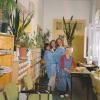 Przesadzanie kwiatów w bibliotece. Uczennice z kl. II D z p. A. Obrębską - 2006.